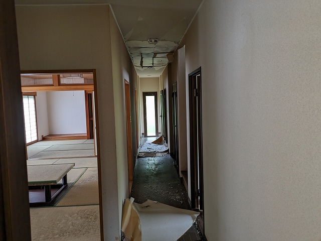 小野町にて長年空き家となっていたお宅の現場調査。動物により廊下部分が荒れていた