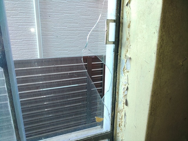 窓のガラスが割れている