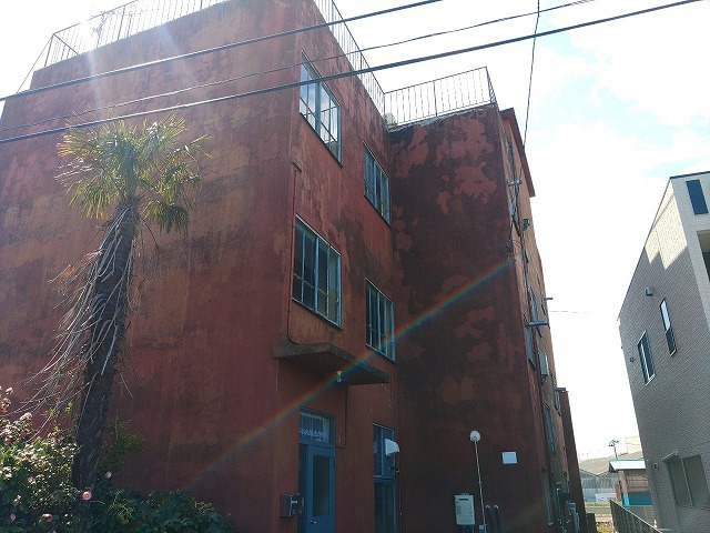 いわき市常磐湯本町にて外壁・共有部外壁・屋上が経年劣化でボロボロになったアパートの調査