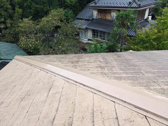 田村市にて釘が緩くなって抜けかかっている棟板金の補修。釘からビスに変更