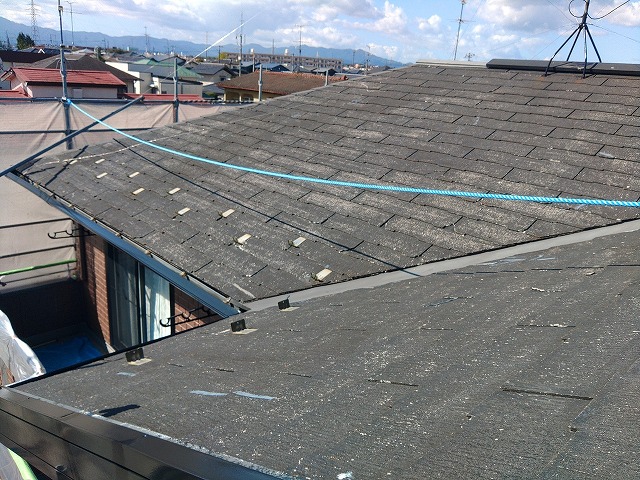 南相馬市にて屋根から欠けた屋根材が落ちてきたお宅の調査。ひび割れや欠けが大量に！
