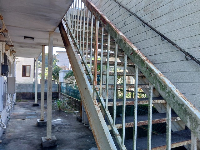 須賀川市にて錆び付いてしまった階段部分と破損している雨樋の調査を行いました