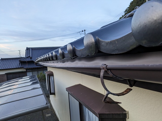 田村市にて劣化した雨樋の調査。金具が錆びてボロボロの状態になっていた
