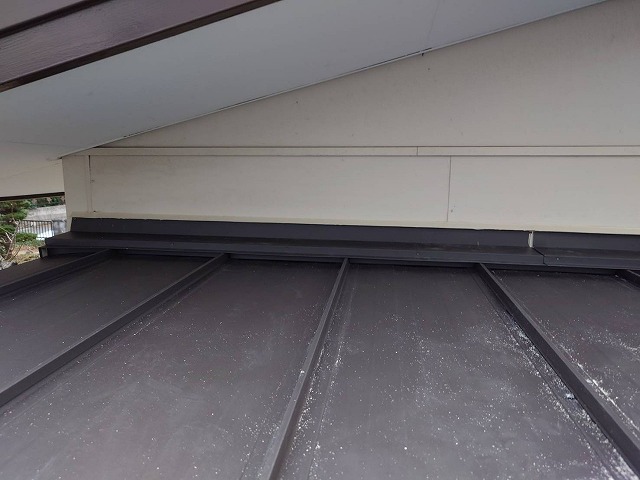 小野町にて勾配の緩い横葺き屋根の玄関屋根をカバー工事。縦葺きの立平ロックを施工