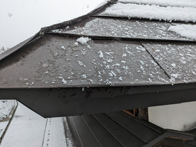 郡山市にて破損した板金屋根の軒先部分の補修依頼。新しく板金を施工