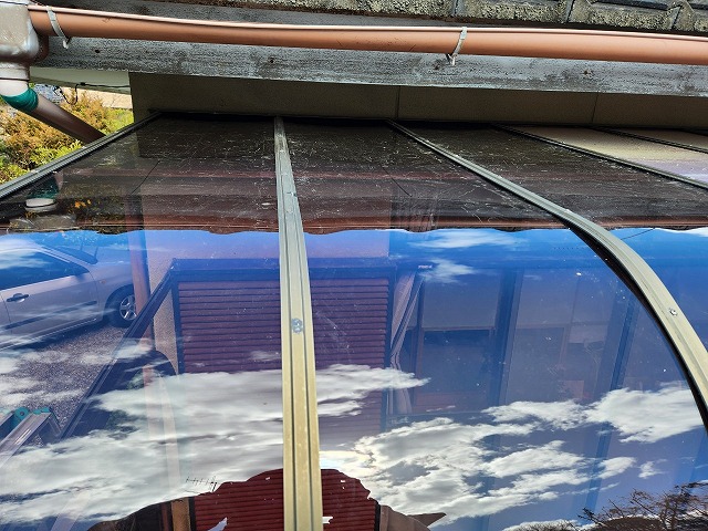 劣化したカーポートの屋根を新しいものに交換した状態
