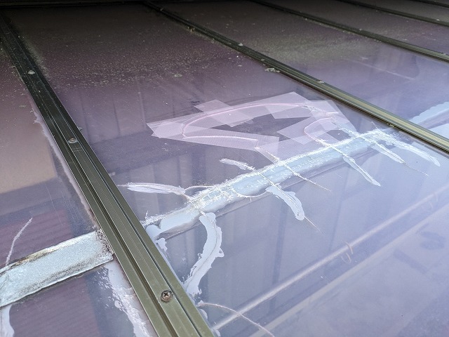 いわき市にてカーポートの屋根にひびが入り雨漏りが発生。部分補修をご提案