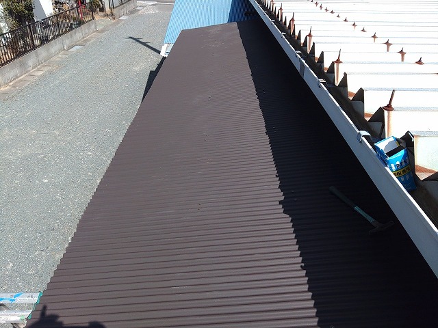 楢葉町にて経年劣化で色褪せ歪みが発生した波板をガルバリウム鋼板製の波トタンに交換