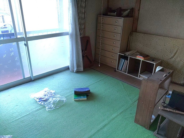 ２階の部屋には家具がある状態