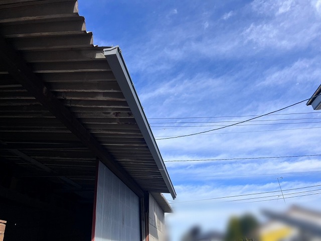 新しく雨樋を新設した倉庫の屋根