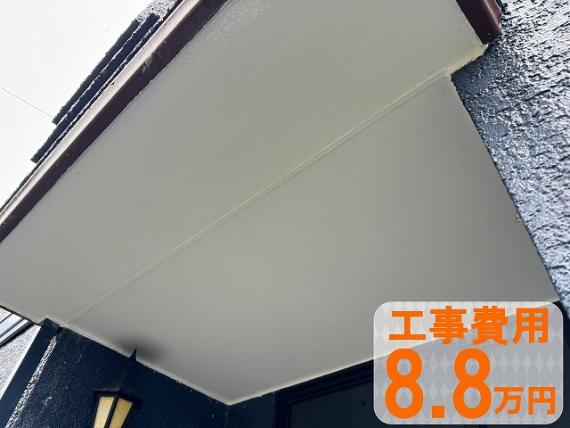 玄関の軒天を張り替えて塗装を行った状態