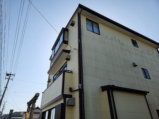 福島県いわき市　3階建てのお家に新しい竪樋を取り付けた状態
