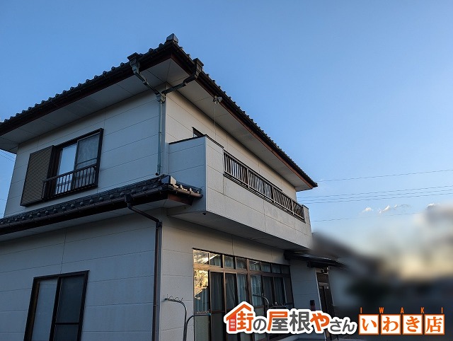 福島県須賀川市　銅雨樋に穴が空いて雨樋から雨漏りしている状態のお家