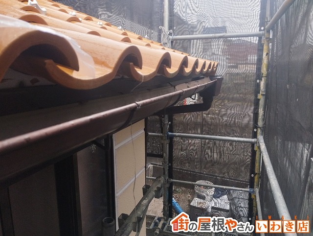 福島県いわき市　金具を新しいものに取り換えて既存の雨樋を取り付けた雨樋部分