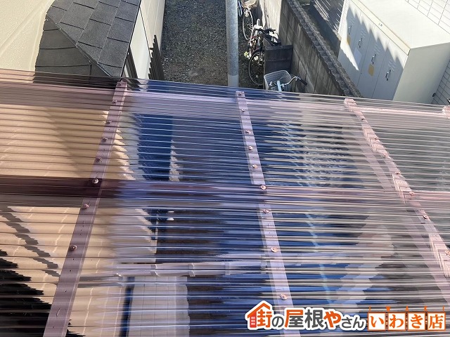 福島県いわき市　耐久性の高いポリカ波板を施工した状態の屋根