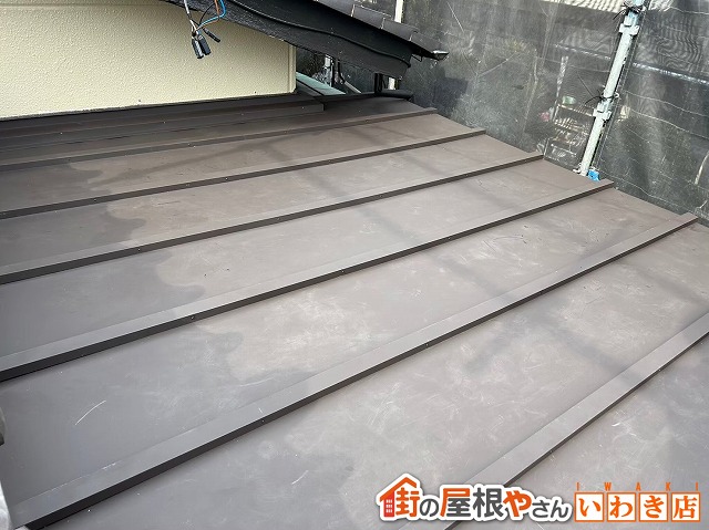 福島県須賀川市　傷んでいた玄関屋根に新しい板金をカバーして修理した状態