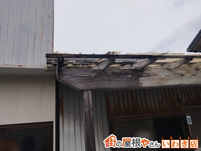福島県いわき市　波板が破損してしまっている状態