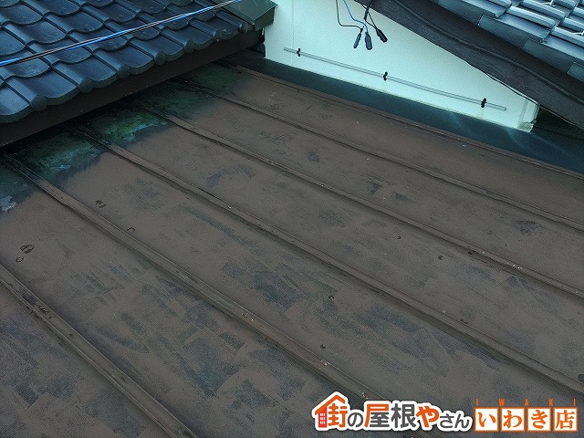 福島県須賀川市　瓦棒葺き屋根の塗膜が剥がれて傷んでいる状態