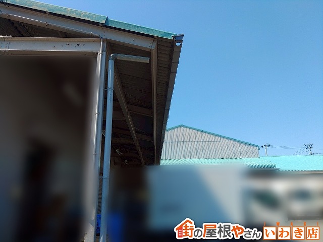福島県須賀川市　トラックの荷台がぶつかり破損してしまった雨樋