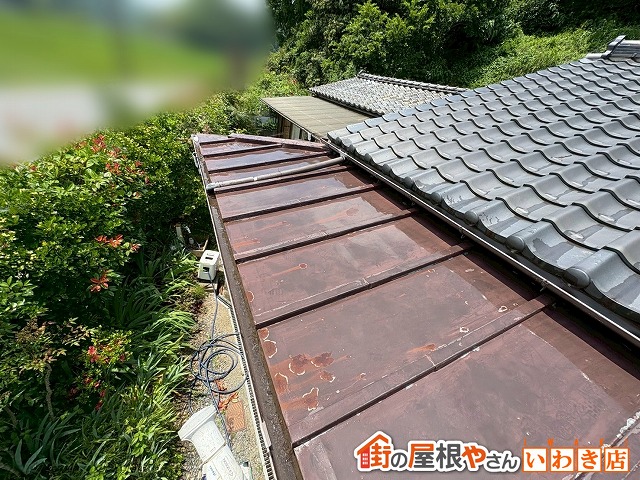 福島県いわき市　金属屋根が錆び付いて傷んでいる状態
