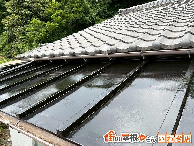 福島県いわき市　錆びていた金属屋根に塗装を行い耐久性を回復させた状態