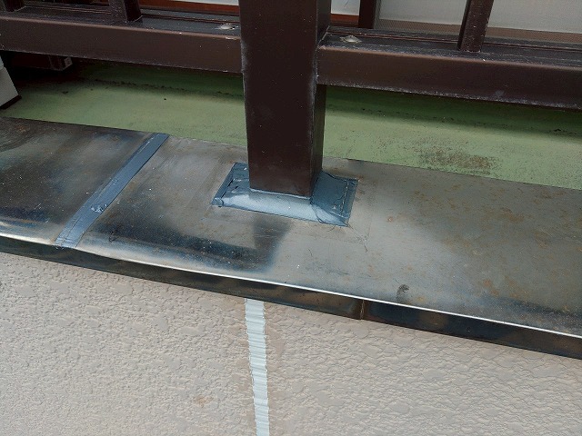 福島県石川郡平田村 劣化して亀裂が出来ていた笠木のシーリングを新しくした状態