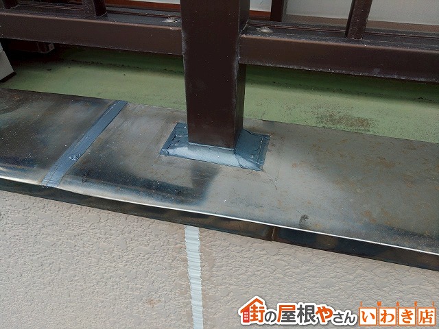 福島県石川郡平田村　ベランダ笠木の手すりの根元部分のシーリングを打ち直して雨漏り対策を実施