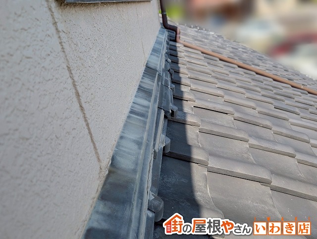 福島県石川郡平田村　屋根の雨押え板金が経年劣化により色あせている状態