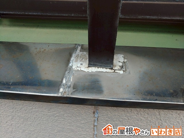 福島県石川郡平田村　ベランダ笠木の手すりの根元のシーリングが劣化している状態