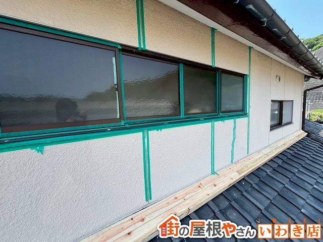 福島県石川郡平田村　雨漏りの原因となっている窓のサッシ周りや外壁の目に部分の修理作業中