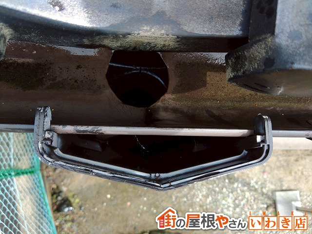 福島県いわき市 雨樋掃除を行い詰まっていた枯葉などを除去した状態