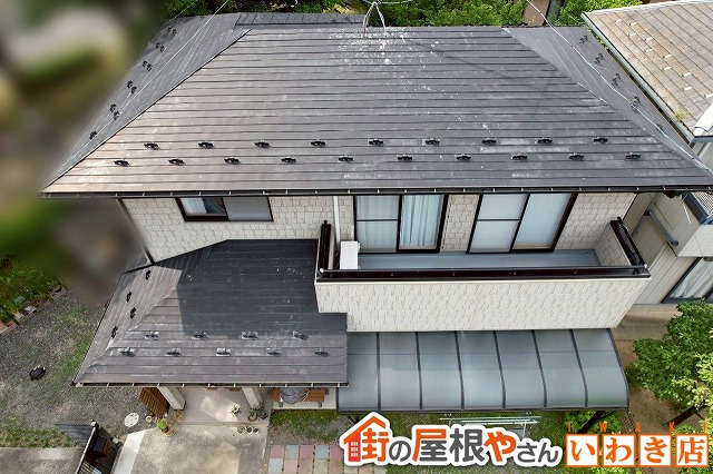 福島県いわき市　金属屋根の塗膜が剥がれ錆が発生していた状態