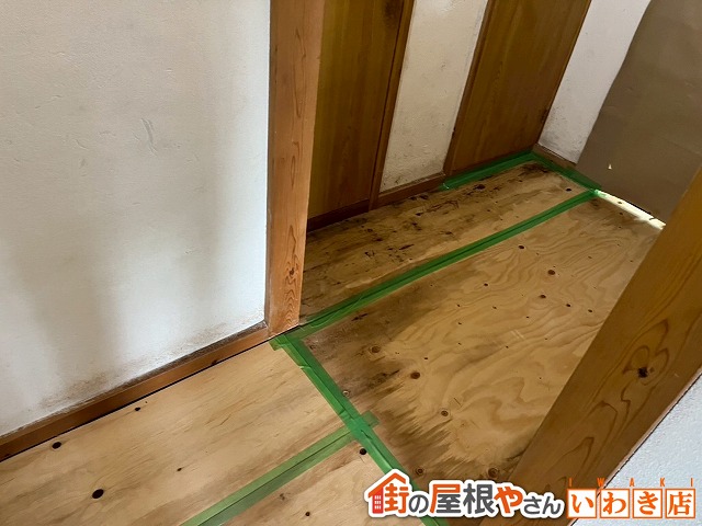 福島県いわき市　湿気により床の下地が腐食してしまっている廊下の床