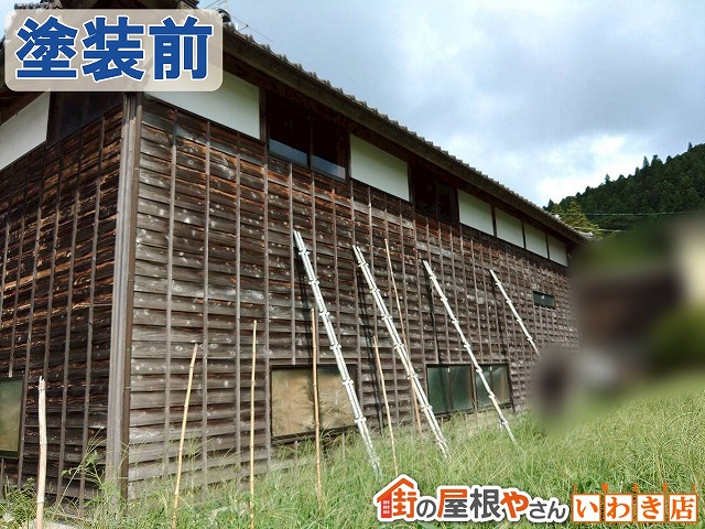 福島県須賀川市　色あせた押縁下見板張りの外壁