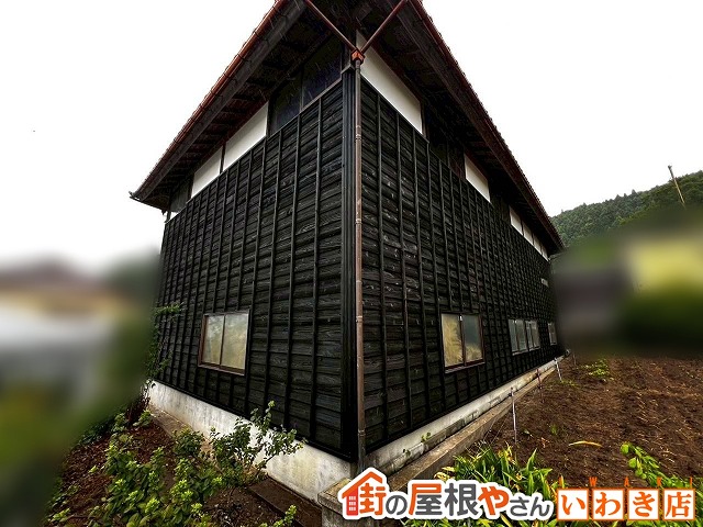 福島県須賀川市　傷んでしまった押縁下見板張り外壁の倉庫の塗装工事を実施