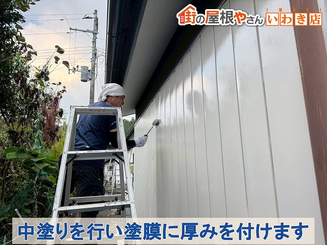 福島県古殿町　中塗りを行い塗膜に厚みを付けていきます
