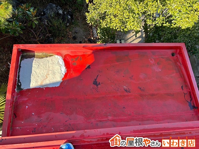 福島県いわき市　玄関の庇屋根が経年劣化により傷んでしまっている状態