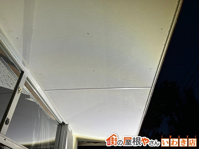 福島県いわき市　新しいケイカル板を取り付け軒天を補修した状態