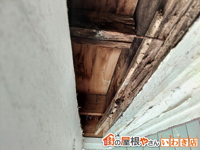 福島県いわき市　下地部分が傷んでしまっている軒天の状態