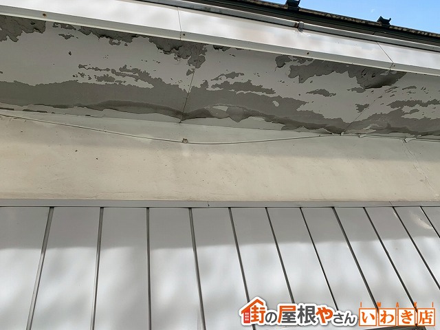 福島県須賀川市　軒天が劣化してボロボロの状態になってしまっている