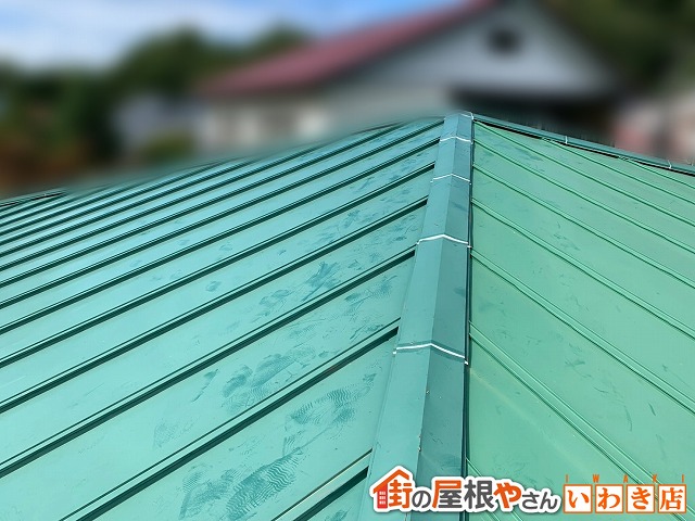 福島県須賀川市　棟板金のジョイント部分の隙間をシーリングにて補修工事を実施