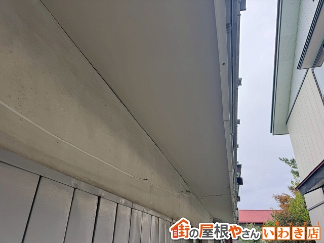 福島県須賀川市　軒天を新しいケイカル板に交換して塗装を行った状態