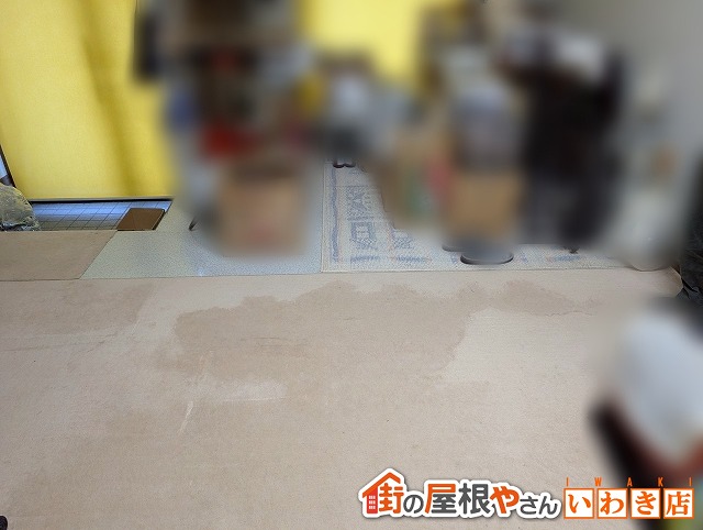 福島県南相馬市　室内の床にシミが発生していた