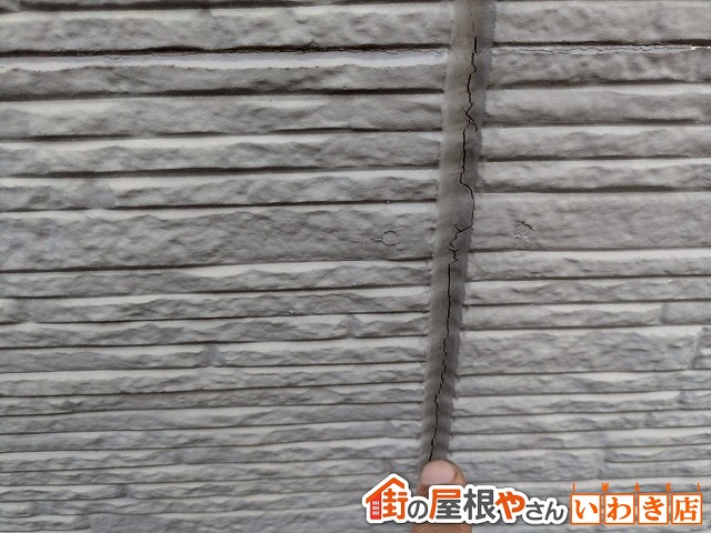福島県南相馬市　外壁の目地のシーリングにも亀裂が発生している状態