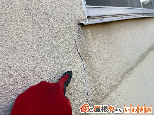 福島県郡山市　経年劣化により外壁に多数の亀裂が発生している状態