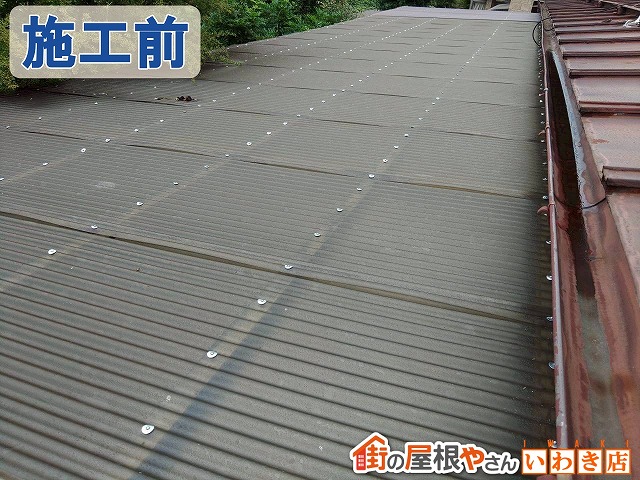福島県郡山市　経年劣化により波板が日焼けてしまい、重ね部分に浮きが生じている状態