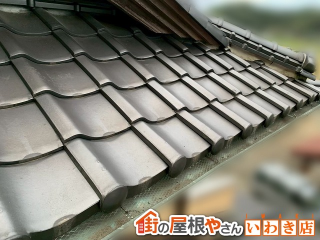 福島県楢葉町　軒樋に溜まっていた枯葉を取り除いた状態