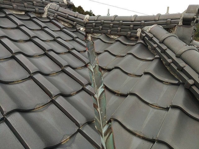 経年劣化している瓦屋根の銅板の谷板金