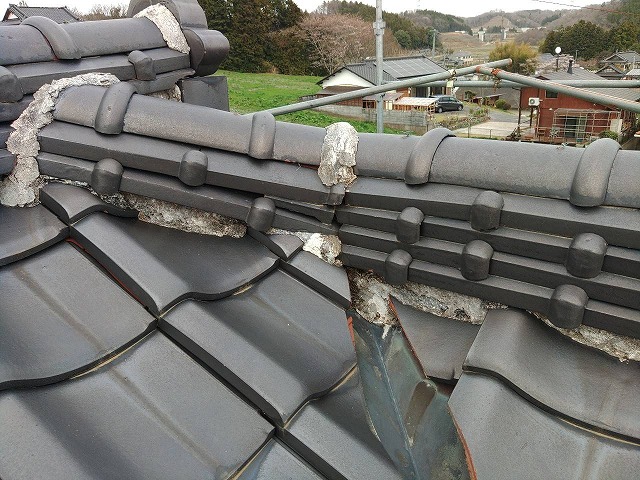 経年劣化している瓦屋根の漆喰と谷板金