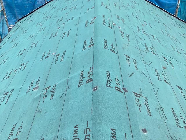 スレート屋根の上にアスファルトルーフィングを施工